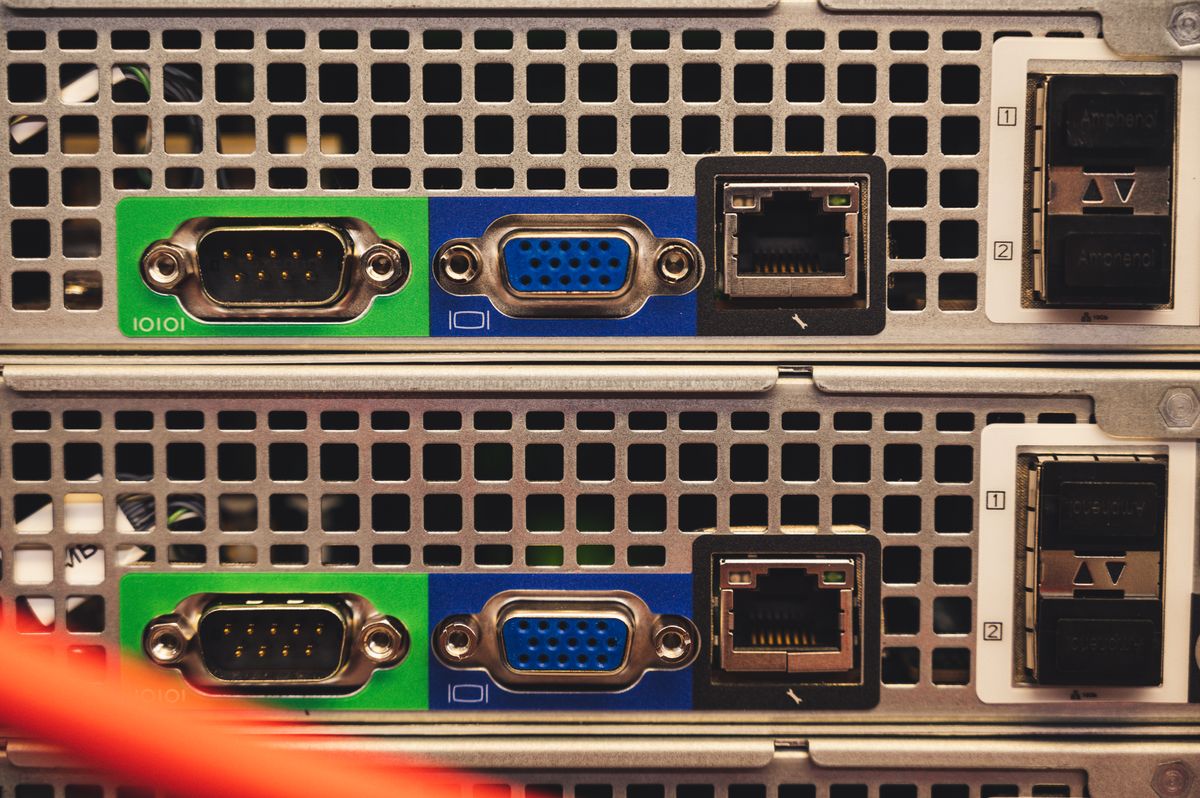 Real-time WebSocket server connectivity with ethernet ports and data center infrastructure