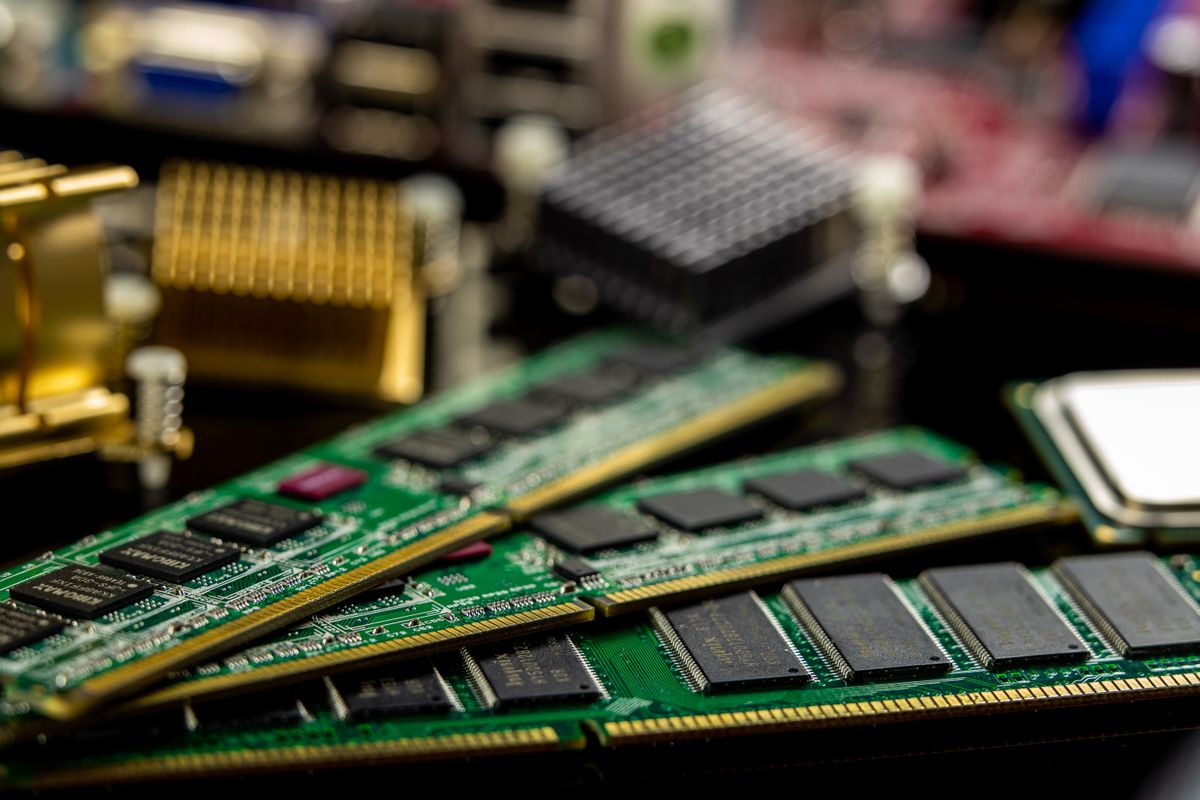 RAM sticks and microprocessors on a motherboard representing the hardware underlying Redis in-memory caching