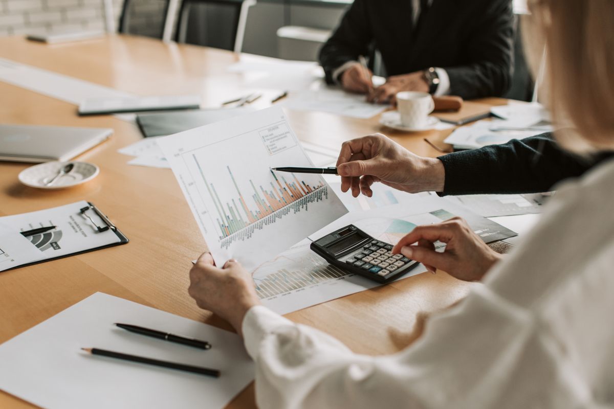 A phased hybrid contract keeps the budget governed without freezing the scope