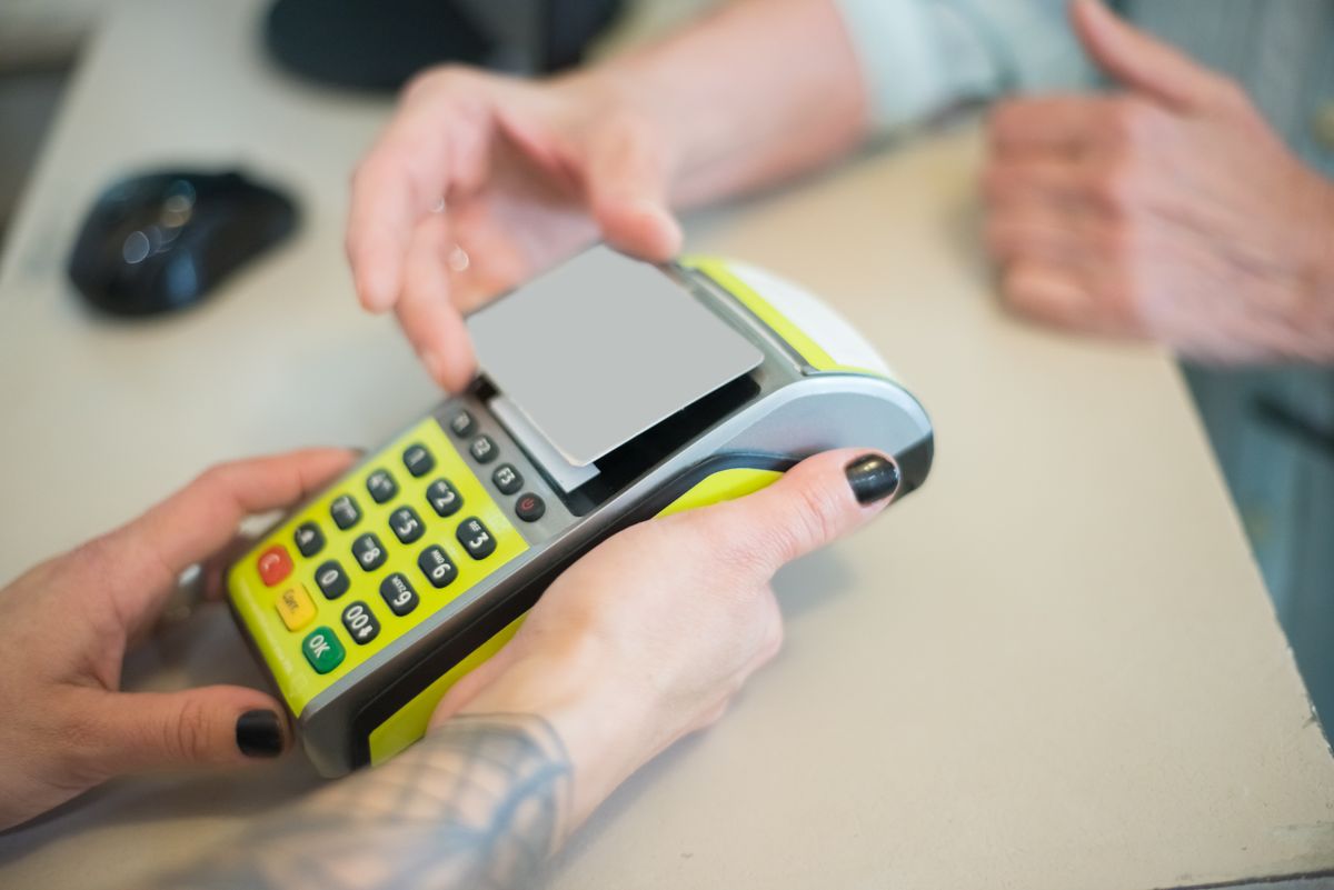 Secure payment card transaction with contactless payment terminal